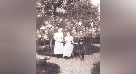 Двете сестри и Владимир в градината на къщата