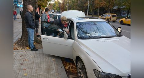 Паркирано пред клуб „Монарх“ на „Борисова“ бяло БМВ беше обискирано от полицаи.  Въоръжени и маскирани антимафиоти  атакуваха и няколко жилища.              Снимки: Бисер ТОДОРОВ  и МВР