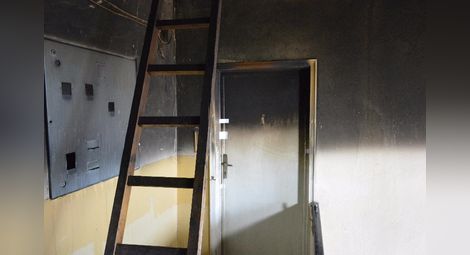 Вратата на изгорелия апартамент е запечатана. Снимка: Бисер ТОДОРОВ