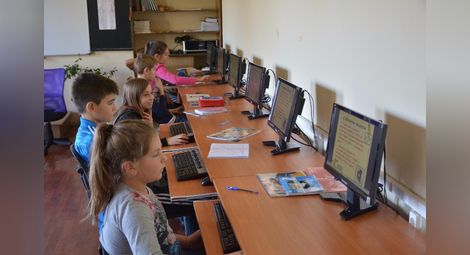Втори компютърен кабинет оборудва училището в Мартен