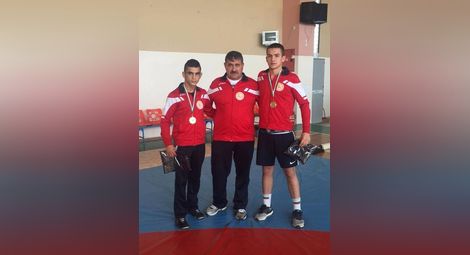 Светлозар /първият отляво надясно/, треньорът Ангелов и Християн след края на турнира в Сливен. 		Снимка: Утро