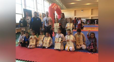 Каратистите на „Ипон“ с комплект медали на турнир в Нови пазар