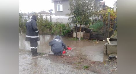 Спасители отводняват с помпа един от сливополските дворове. 		           Снимка: Утро