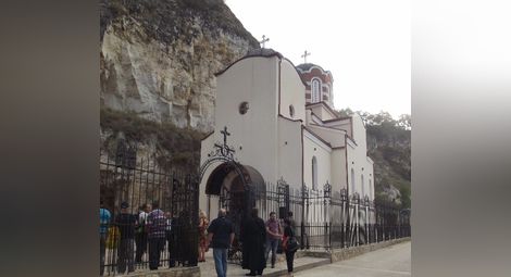 Новата църква в двора на Басарбовския манастир „Свето Преображение“