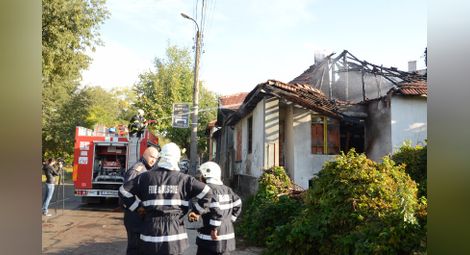 Клошари довършиха запусната къща след серия пожари