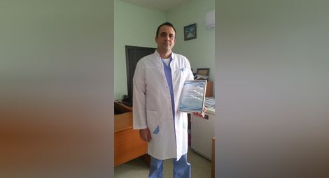 Д-р Венцислав Георгиев с грамотата за Лекар на годината в УМБАЛ за тази година от номинации на пациенти.