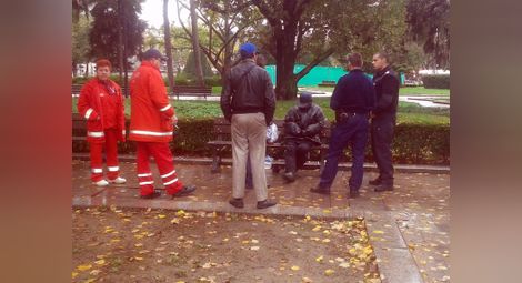 Три институции стояха пред упорития Георги, който седеше неподвижно на пейката в съботния дъждовен ден и отказваше да мръдне оттам.                                                                         Снимка: Утро