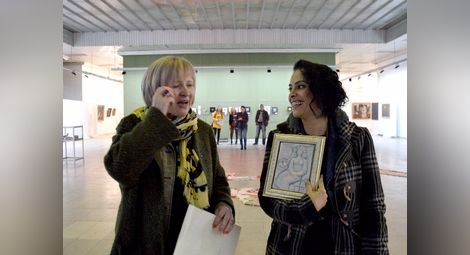Сенем Тюфекчи (вдясно) получи наградата на публиката от директорката на галерията Елена Великова.Снимка: РХГ