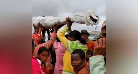 Ритуални танци с мъртъвци сеят чума в Мадагаскар (Видео)