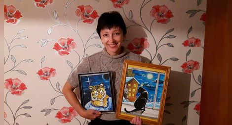 Ирина Суханова с две от дарените картини.  Снимка: Личен архив