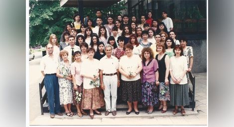 Първите абитуриенти на възстановеното Дойче шуле и техните учители - май 1997 година.