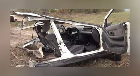 Зверска катастрофа край Карлово, шофьорът се врязал в дърво, колата му - разполовена (Видео)