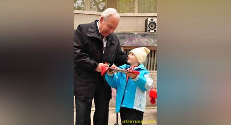 Васил Пенчев-внук асистира на дядо си да пререже лентата на „Слънце“