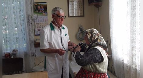 Призвание: Лекар на 84 години продължава да се грижи за пациенти