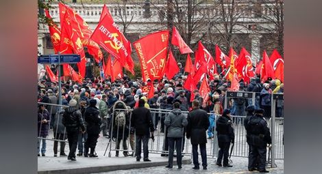 Задържаха близо 200 души в Москва при протест срещу Путин
