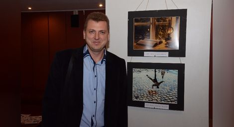 Шефът на пазарите Кунчо Кунчев спечели наградата на публиката за „Дъждовна стаеност“ /първата снимка отгоре надолу/.			                                  Снимка: Бисер ТОДОРОВ