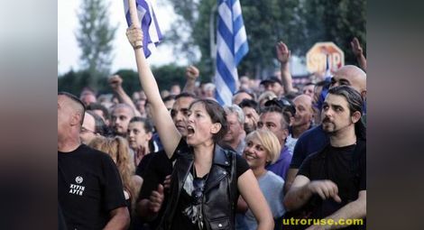 Гръцкият премиер даде заден за закриването на държавната телевизия