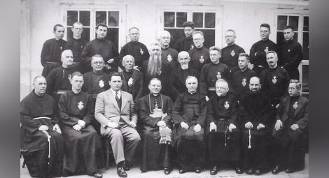 Блажени Евгений Босилков и дон Галони със свещеници и семинаристи
