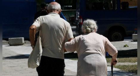 Средната продължителност на живота в България е 74,7 г., населението е 7 101 859 души