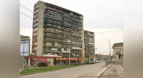 Собствениците на жилища в блок „Русия“ от години се борят за укрепване на сградата.                                 Снимка: Архив „Утро“