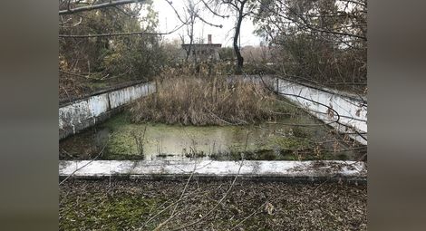 Някогашният басейн, събирал малки и големи в горещите летни дни, днес е сива и тъжна гледка.                Снимка: ВМРО