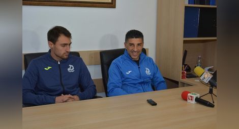 Старши треньорът на „Дунав“ Малин Орачев покани на пресконференцията и едни от основните играчи в отбора Васко Шопов.                                                                           Снимка: Бисер ТОДОРОВ