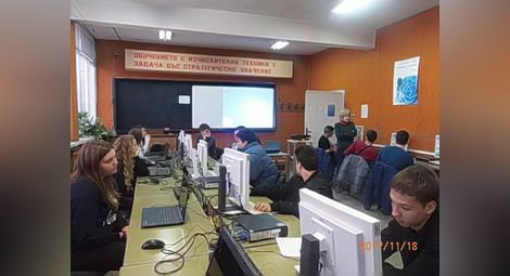 Младежи от няколко области  учат програмиране в Електрото