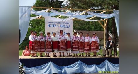 „Жива вода“ събра певци и танцьори край манастира в Каран Върбовка