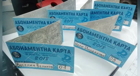 Веско Великов с членска карта №1 на фенклуба на „Дунав“