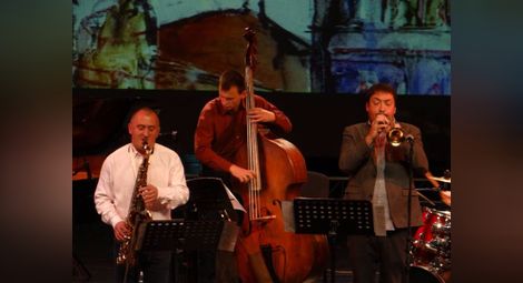 Борко Петров-Парчето /вляво/ отново взриви залата с думите &bdquo;Довиждане до догодина!&ldquo;. 	          Снимка: Бисер ТОДОРОВ