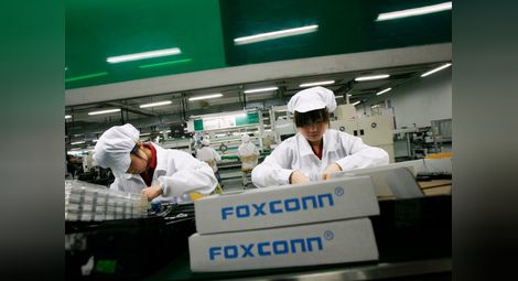 Учeници сглобявали iPhone X в завод на Foxconn