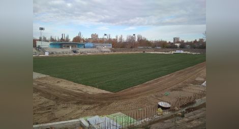Теренът на стадион „Дунав“ блести в новата си премяна. Снимки: Георги ХРИСТОВ