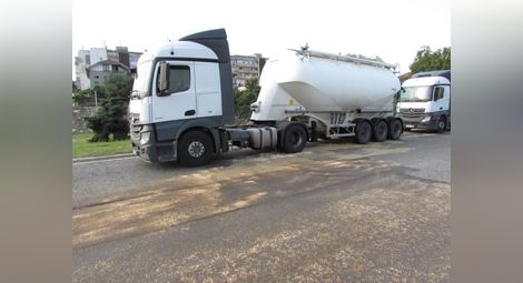 Капак на шахта проби резервоара на  румънски камион на булевард „Друм бум“