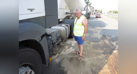 Капак на шахта проби резервоара на  румънски камион на булевард „Друм бум“