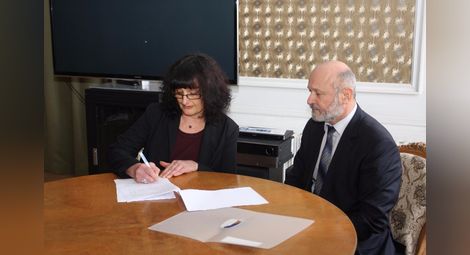Директорът на гимназията Митко Кунчев и уредничката в музея Ренета Рошкева подписват договора.       Снимка: Бисер ТОДОРОВ