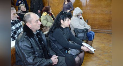 Тримата подсъдими по делото, на преден план е бившият военен Тошко Станев. 			 Снимка: Архив „Утро“
