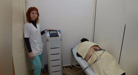 Д-р Манойлова наблюдава пациентка, подложена на терапия с най-новия апарат за двуканална електротерапия с вакуум и ултразвук.