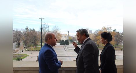 Кметът Пламен Стоилов показа красотата на централния прощад на посланик Дашжамц Батсайхан.