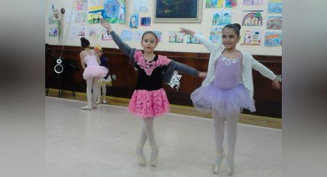 Балеринките от читалищната школа, които жънат много награди в конкурси и фестивали, този път ще танцуват на сцената на големите - в салона на Русенската опера.  Снимка: читалище „Захари Стоянов“