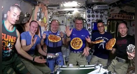 Астронавти сготвиха пица в Космоса