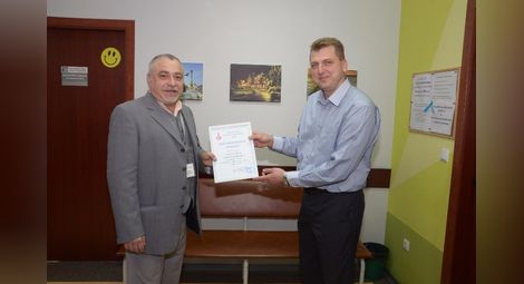 Д-р Камен Кожухаров връчи благодарствена грамота на дарителя Кунчо Кунчев. 		      Снимка: Бисер ТОДОРОВ