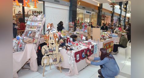 Подаръци и коледни красоти предлага базарът на Дунавския център за занаяти