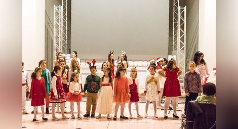 Децата от вокална група „Приста“ пяха любими на поколения коледни песни