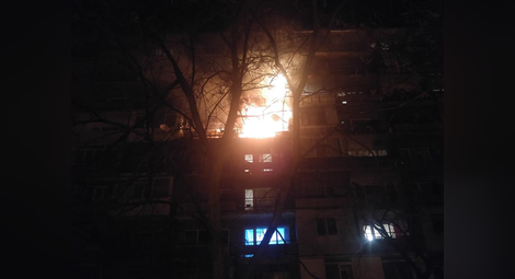 Коледни лампички подпалиха два апартамента