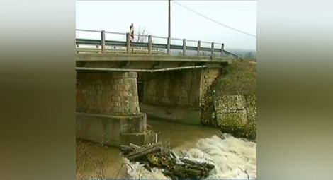 По рушащия се мост в Кацелово могат да се движат само автомобили до 10 т.                                                      Снимка: Архив „Утро“