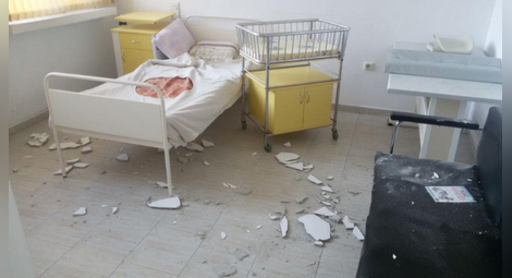 Мазилка се откърти от тавана на болнична стая до новородено бебе