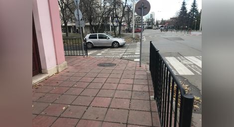 Нина Крушева: Блокираната с ограда пешеходна  пътека до паметника на Альоша е опасна