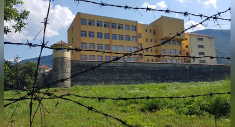 Трима непълнолетни избягаха от затвора във Враца