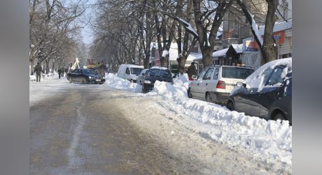 Общинските паркинги стават безплатни при тежка зима