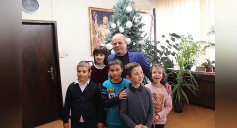 След като го сурвакаха, децата се снимаха с кмета Пламен Стоилов. Снимки: ОА и Община Русе
